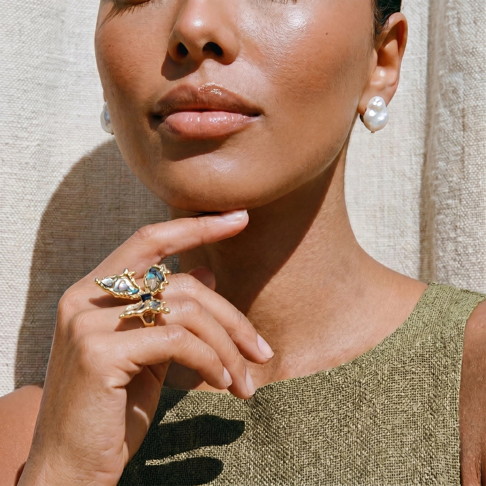 Iridescent Shell Statement Ring by Valtrexa
